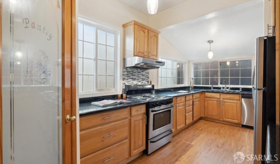 Detail Gallery Image 7 of 46 For 3412 Market St, San Francisco,  CA 94114 - 3 Beds | 2 Baths