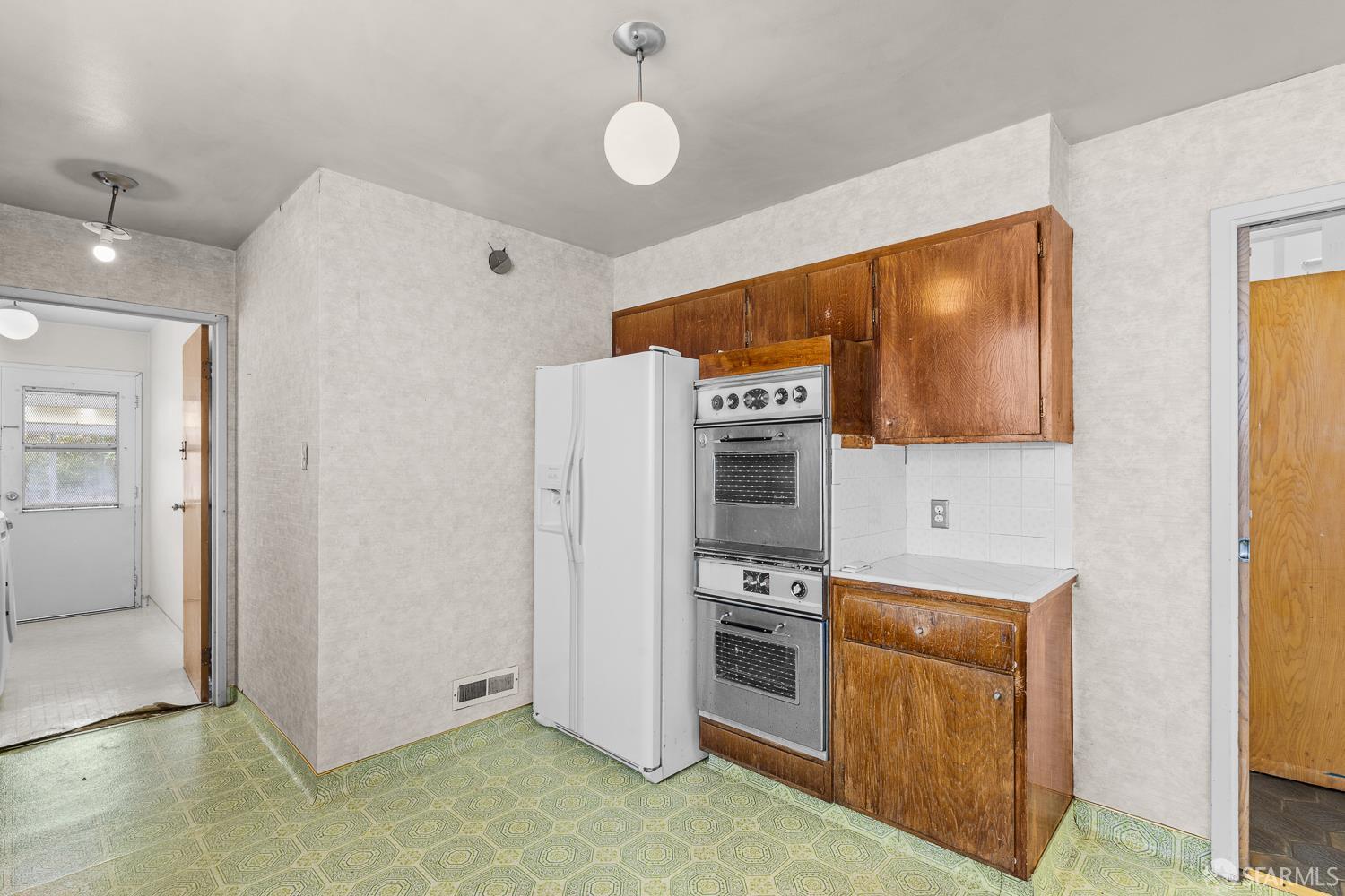 Detail Gallery Image 4 of 27 For 83 Parkside Ave, Daly City,  CA 94015 - 3 Beds | 2/1 Baths