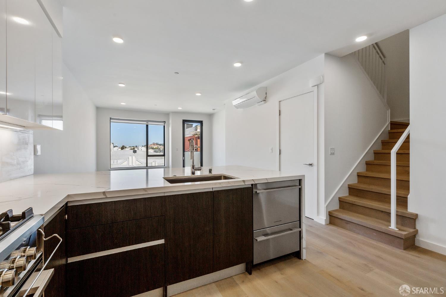 Photo #4: 425067218 Listing 