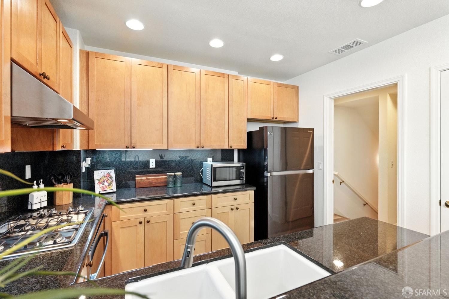 Photo #11: 425067237 Listing: Photo #11