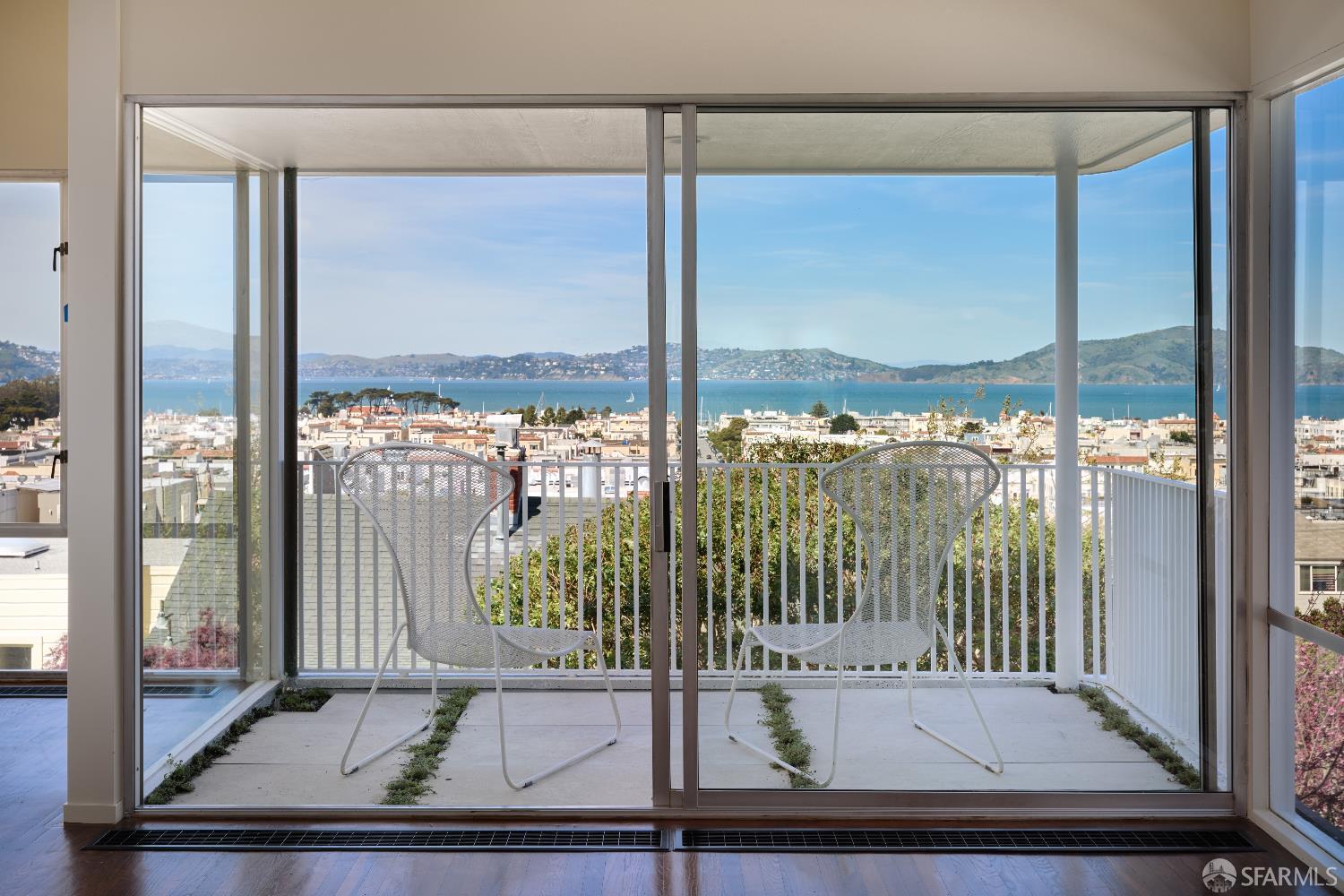 Detail Gallery Image 5 of 21 For 2600 Filbert St, San Francisco,  CA 94123 - 6 Beds | 5/1 Baths
