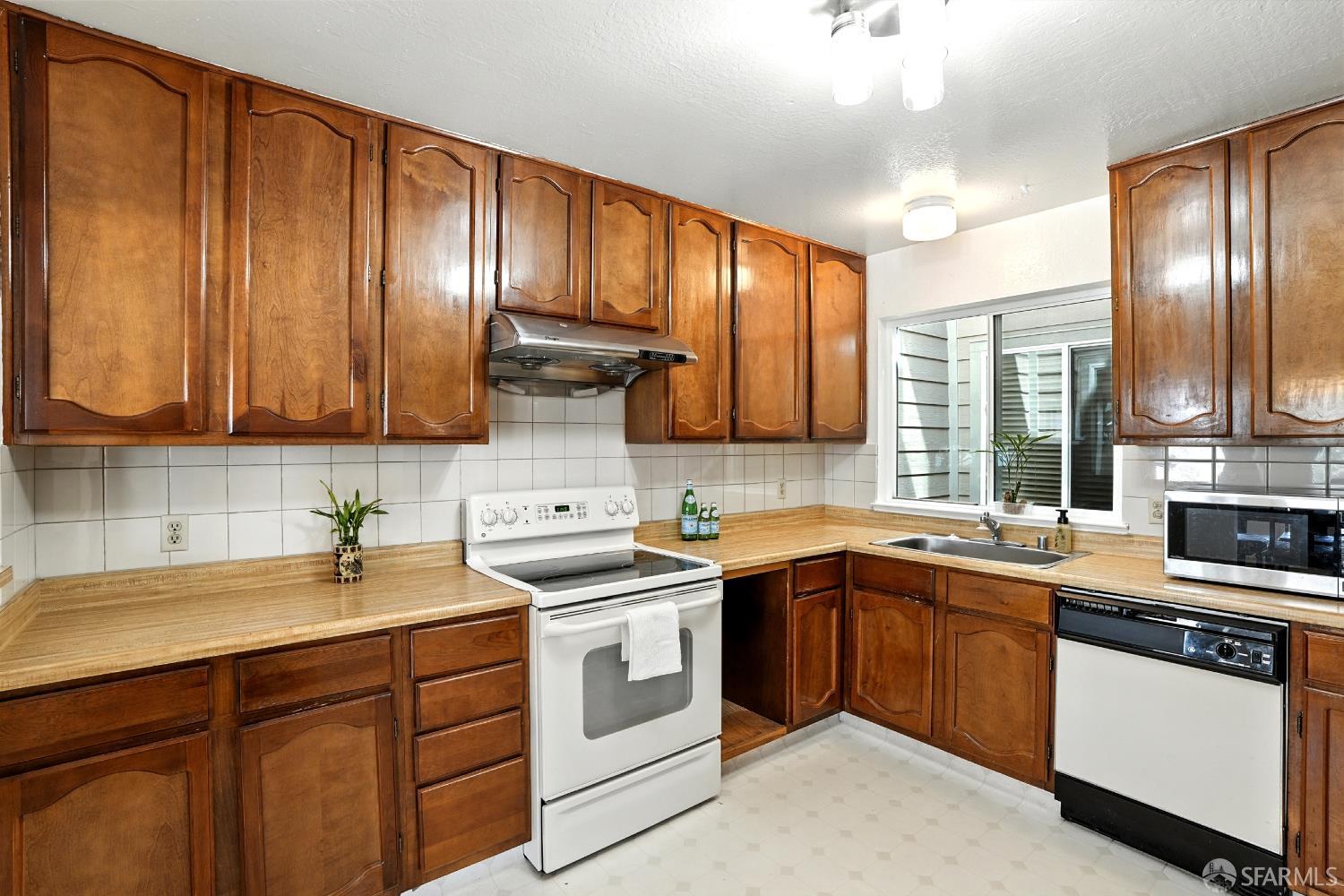 Photo #10: 425061424 Listing: Photo #10