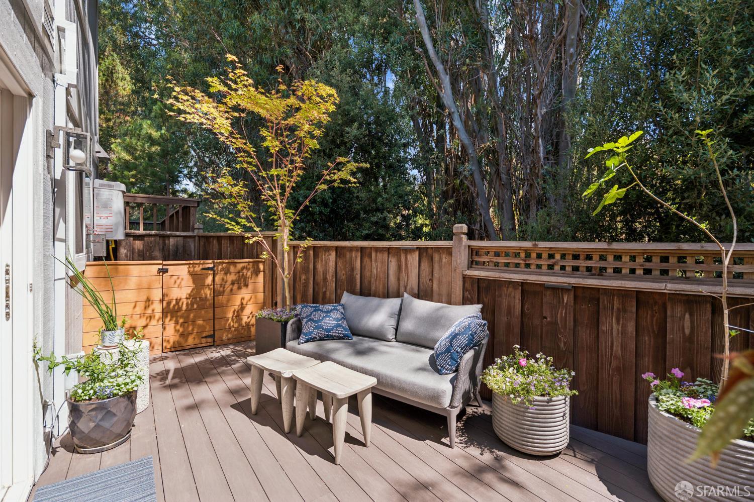 Detail Gallery Image 14 of 34 For 1130 Continentals Way, Belmont,  CA 94002 - 3 Beds | 2/1 Baths