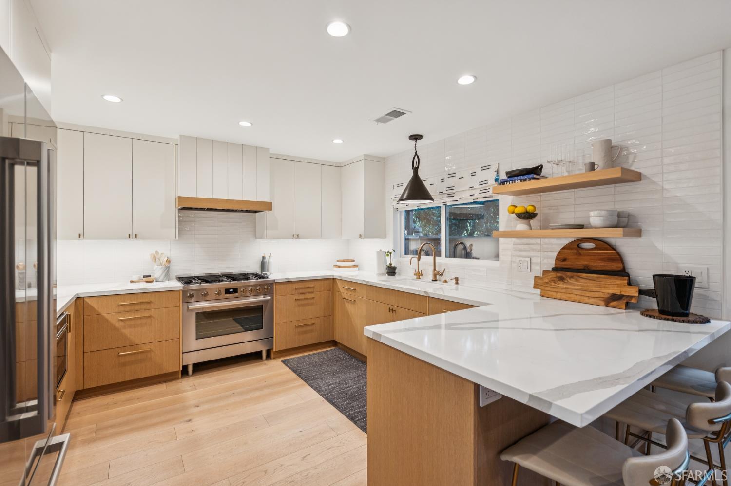 Detail Gallery Image 11 of 34 For 1130 Continentals Way, Belmont,  CA 94002 - 3 Beds | 2/1 Baths