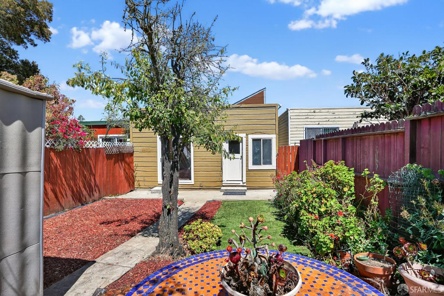 Detail Gallery Image 6 of 32 For 2027 Quesada Ave, San Francisco,  CA 94124 - 3 Beds | 2 Baths