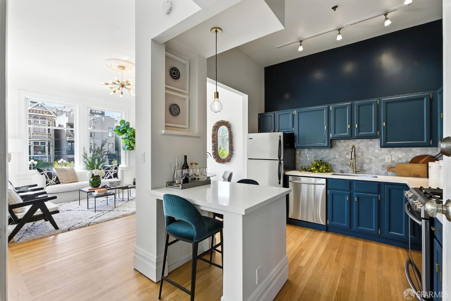 Photo #2: 425065587 Listing 