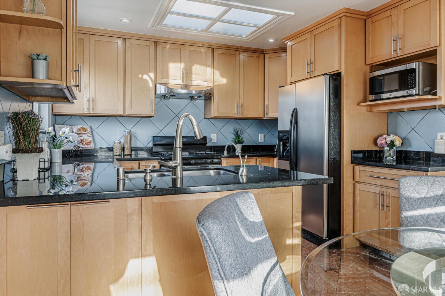 Detail Gallery Image 4 of 31 For 228 Mastick Ave, San Bruno,  CA 94066 - 3 Beds | 2 Baths