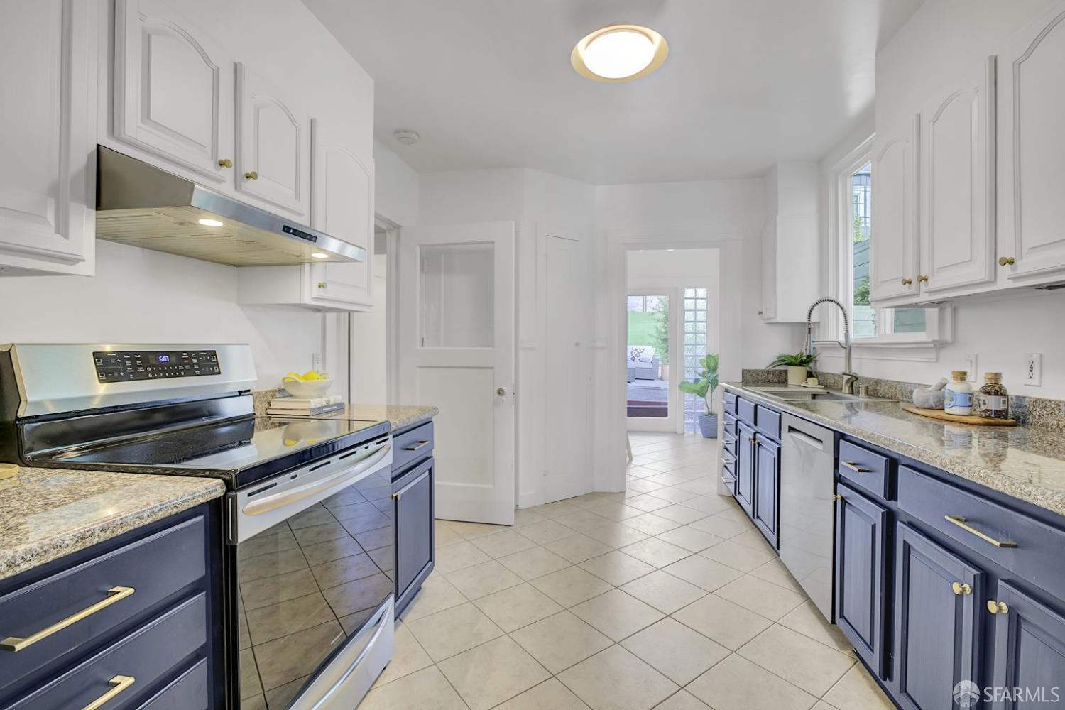 Detail Gallery Image 8 of 24 For 2316 Cecilia Ave, San Francisco,  CA 94116 - 2 Beds | 1 Baths
