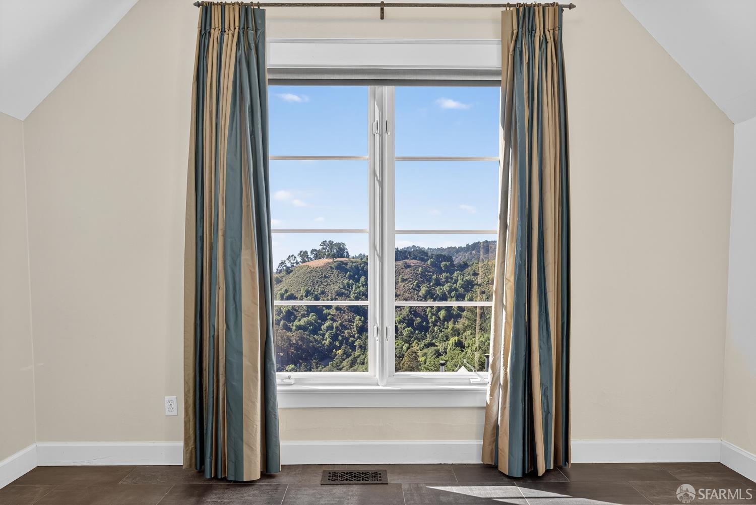 Detail Gallery Image 31 of 59 For 7172 Norfolk Rd, Berkeley,  CA 94705 - 4 Beds | 2/1 Baths