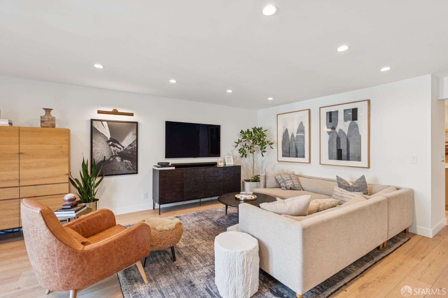 Detail Gallery Image 4 of 34 For 1130 Continentals Way, Belmont,  CA 94002 - 3 Beds | 2/1 Baths