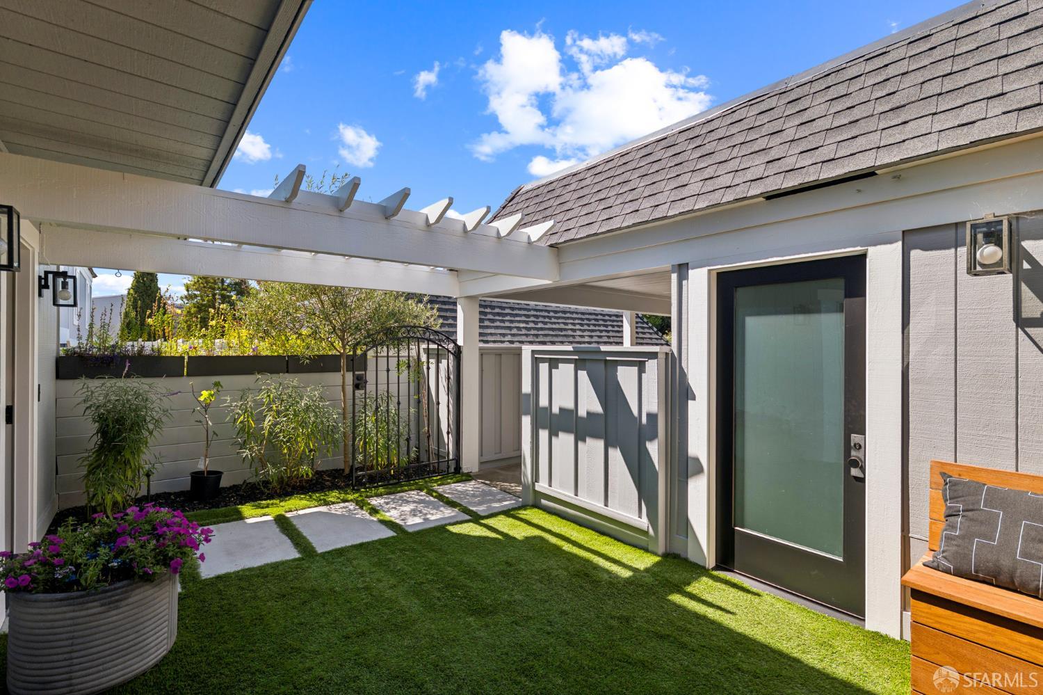 Detail Gallery Image 2 of 34 For 1130 Continentals Way, Belmont,  CA 94002 - 3 Beds | 2/1 Baths