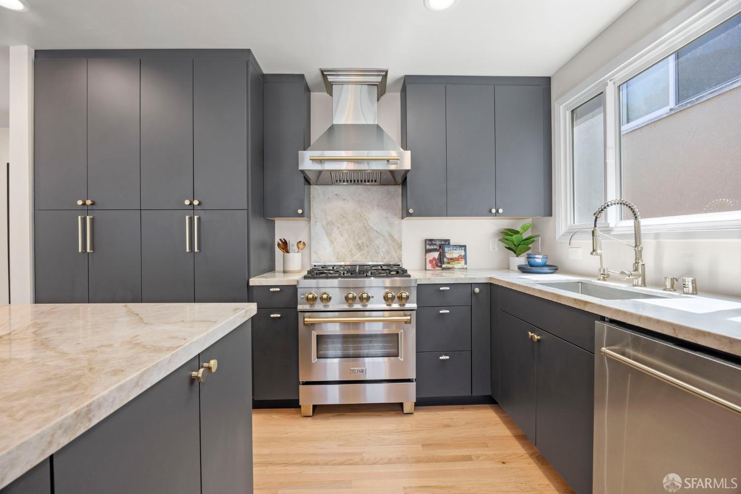 Detail Gallery Image 5 of 51 For 57 Dellbrook Ave, San Francisco,  CA 94131 - 3 Beds | 3 Baths