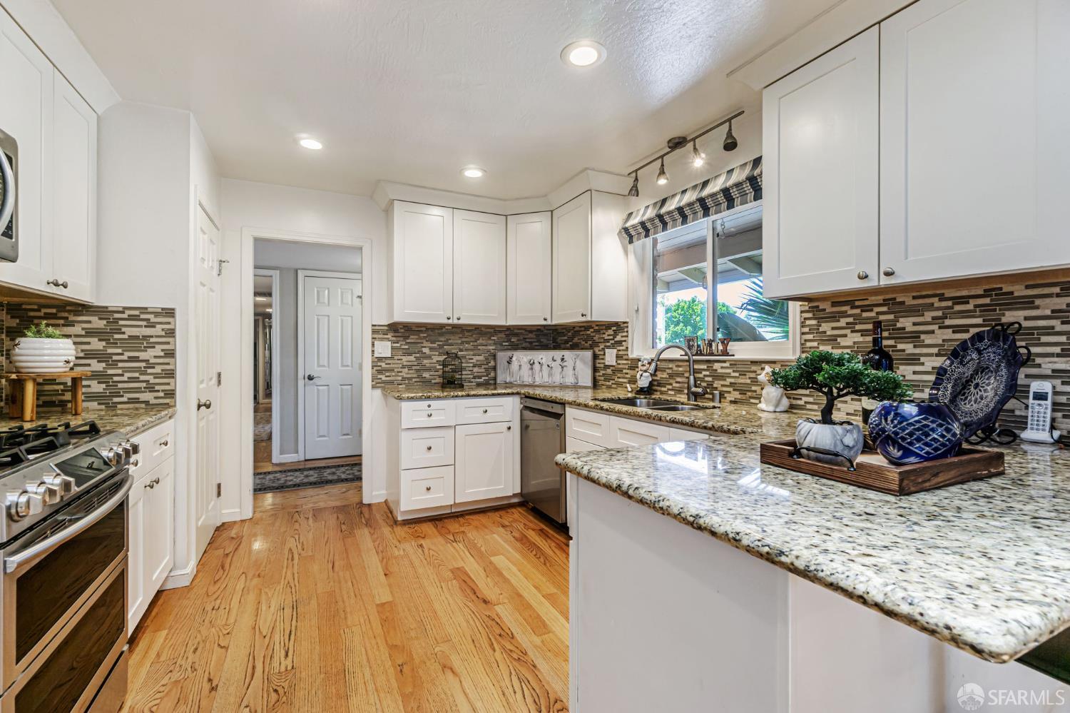 Detail Gallery Image 12 of 63 For 5111 Paul Scarlet Dr, Concord,  CA 94521 - 6 Beds | 3 Baths