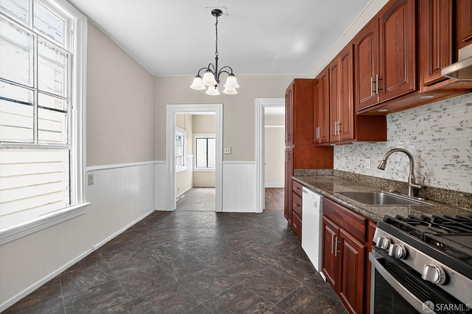 Detail Gallery Image 4 of 32 For 2027 Quesada Ave, San Francisco,  CA 94124 - 3 Beds | 2 Baths