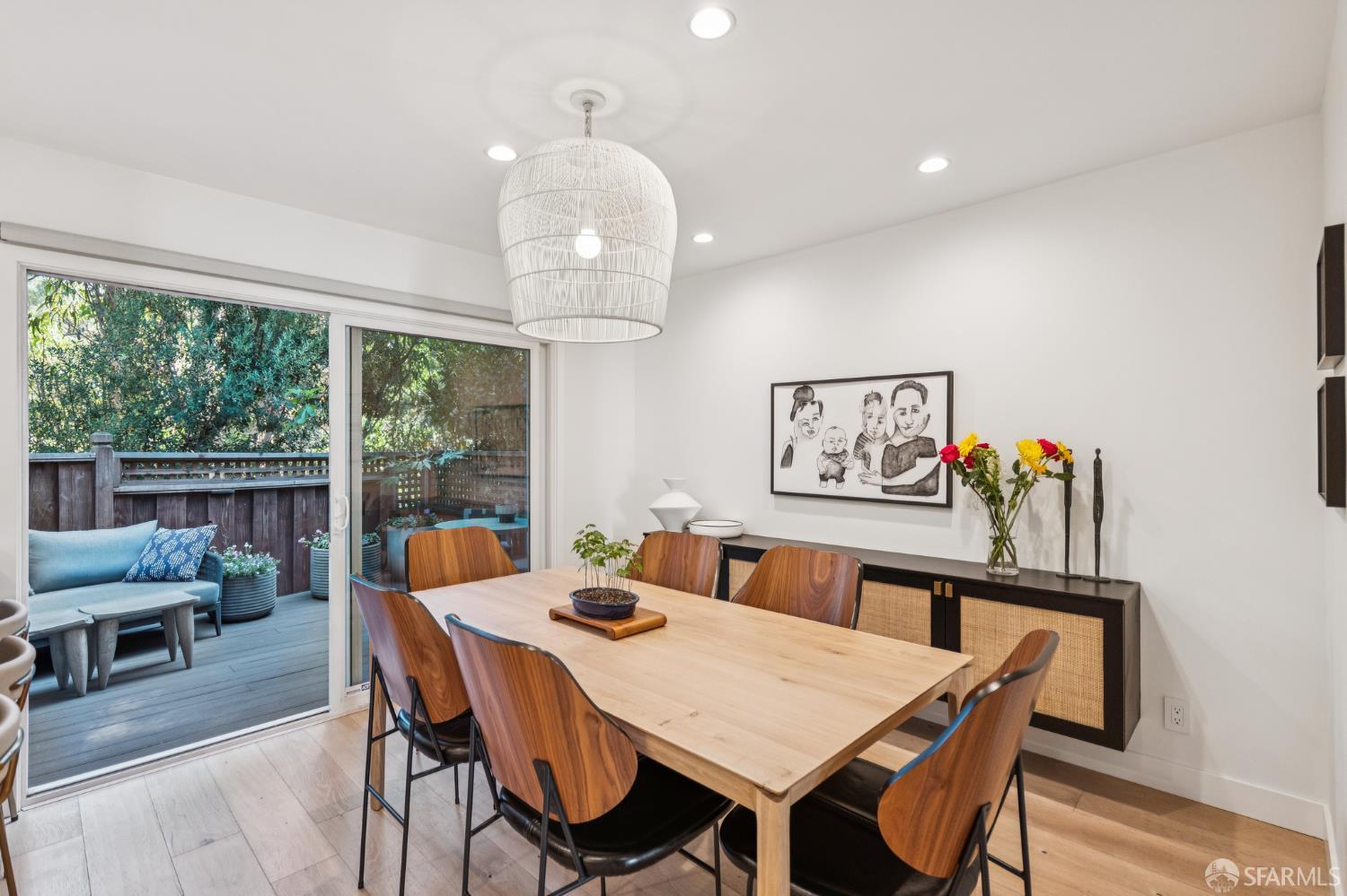 Detail Gallery Image 8 of 34 For 1130 Continentals Way, Belmont,  CA 94002 - 3 Beds | 2/1 Baths