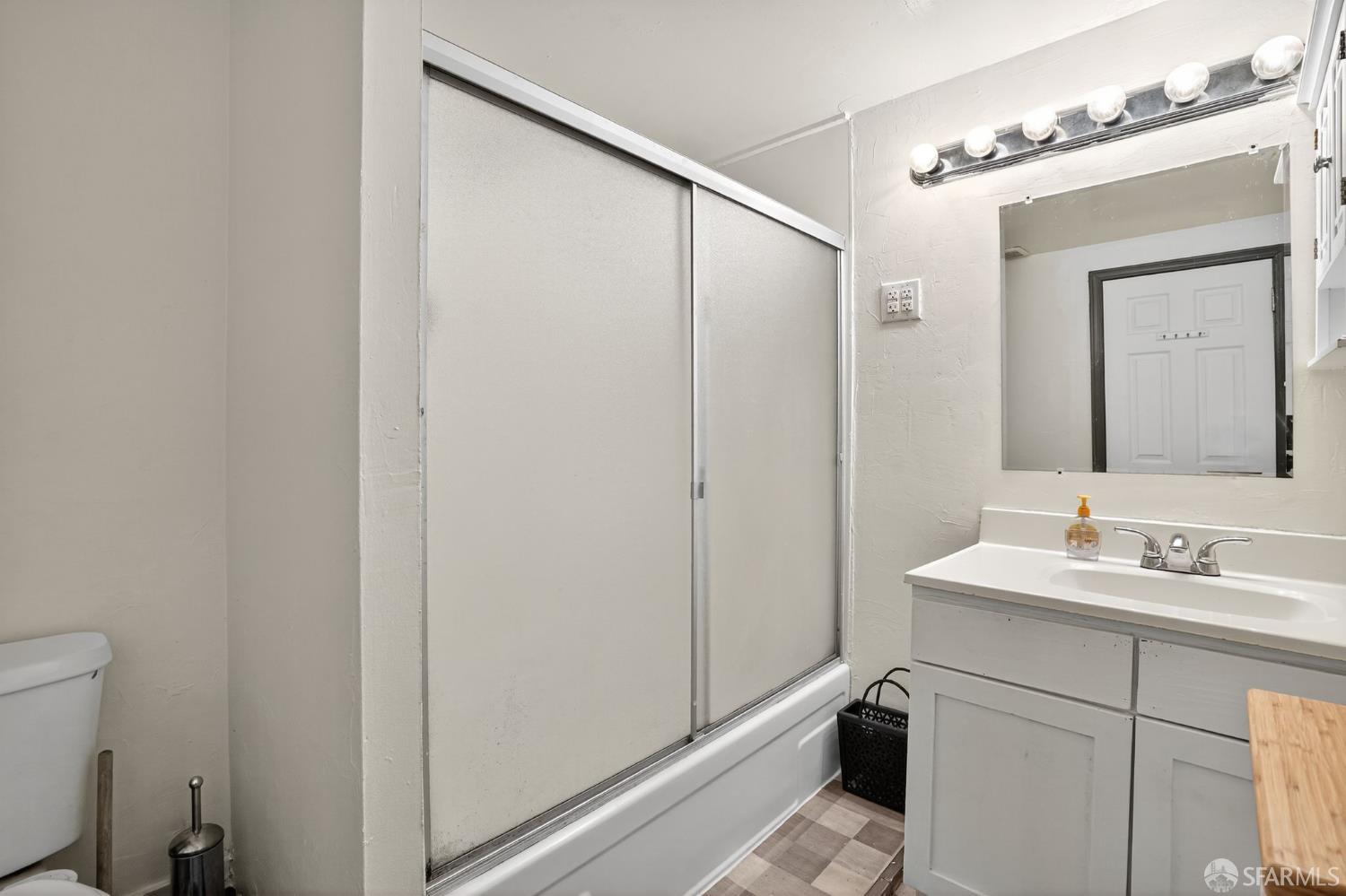 Detail Gallery Image 7 of 32 For 2027 Quesada Ave, San Francisco,  CA 94124 - 3 Beds | 2 Baths
