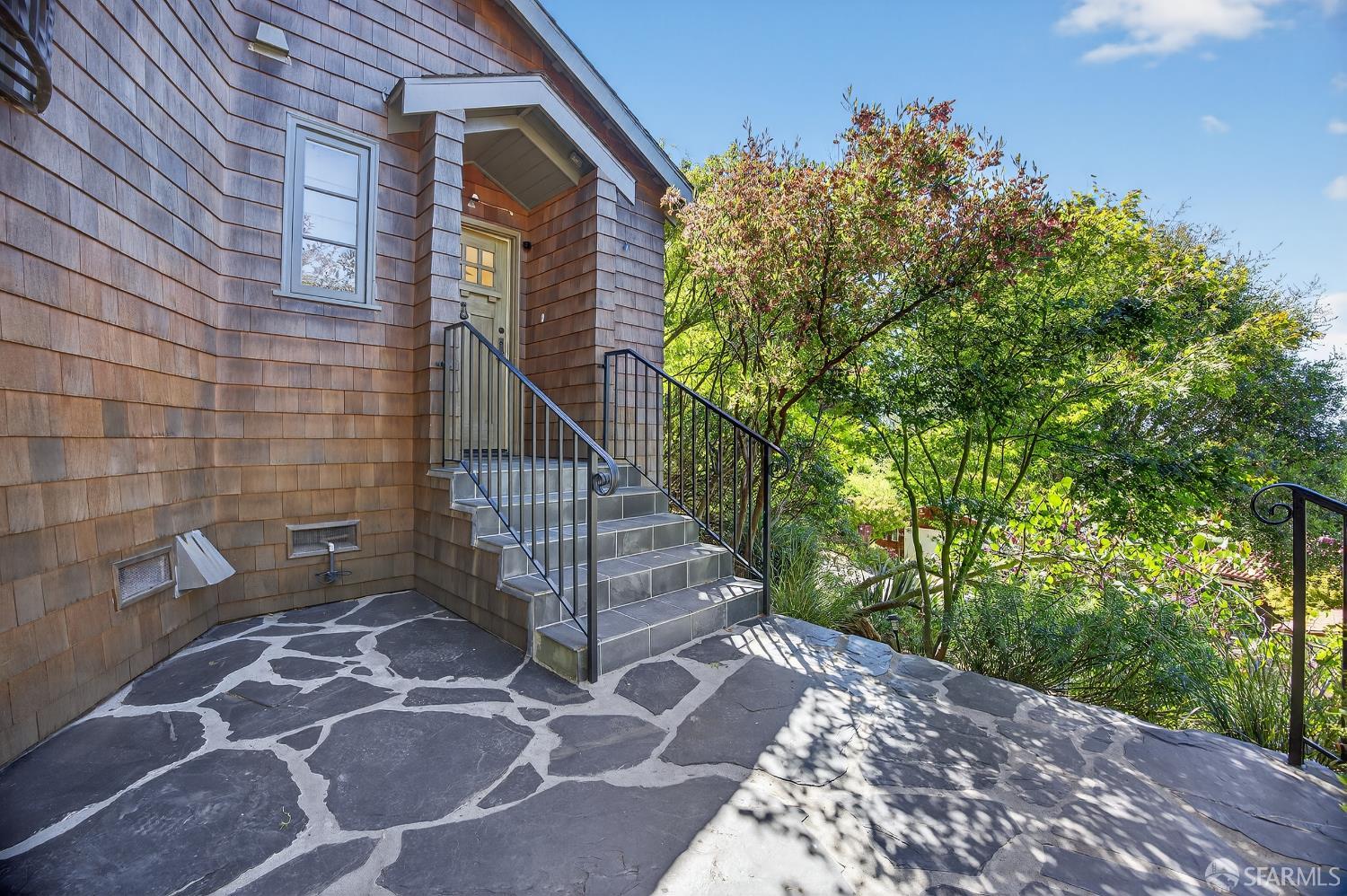 Detail Gallery Image 5 of 59 For 7172 Norfolk Rd, Berkeley,  CA 94705 - 4 Beds | 2/1 Baths