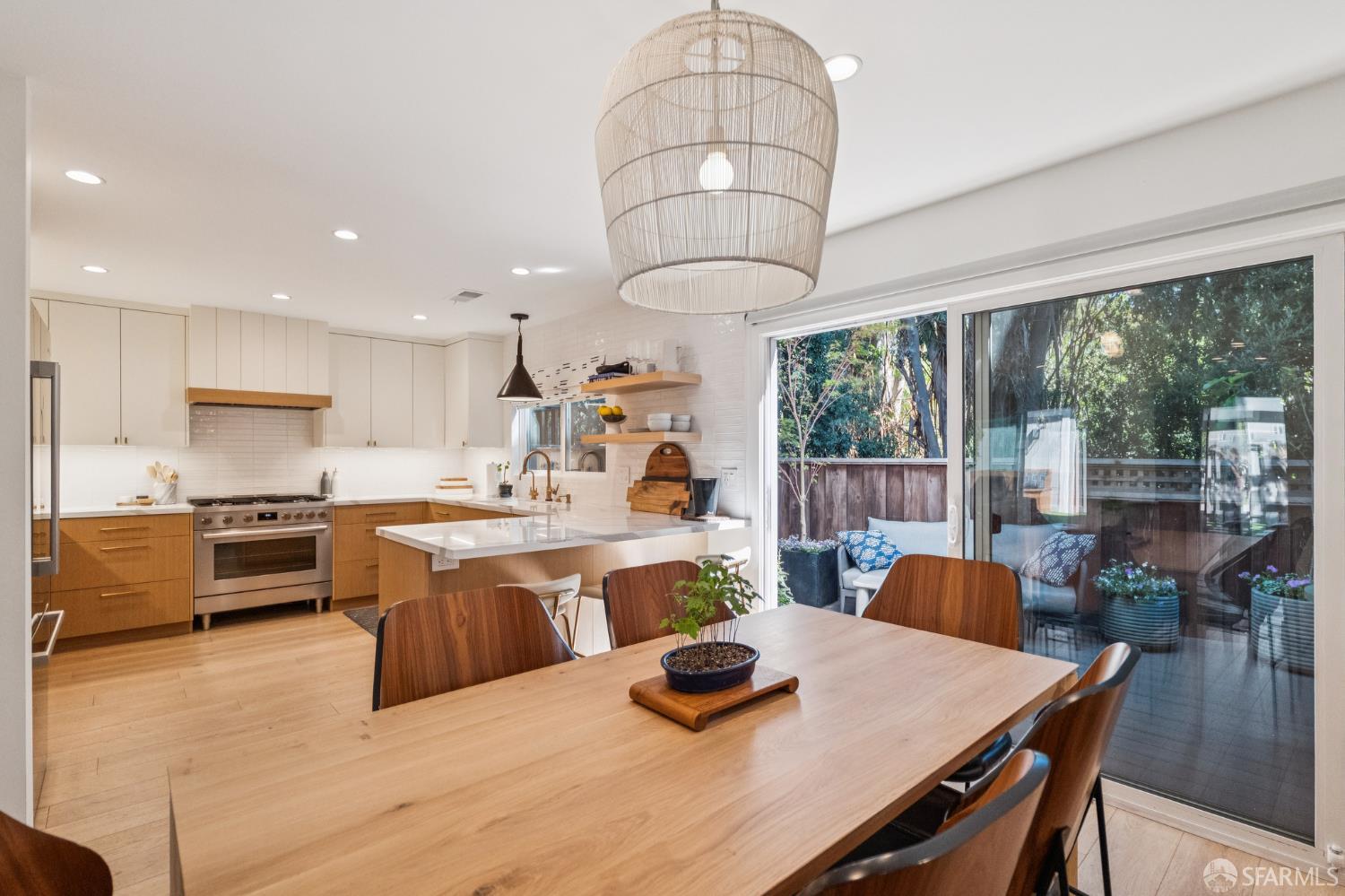 Detail Gallery Image 9 of 34 For 1130 Continentals Way, Belmont,  CA 94002 - 3 Beds | 2/1 Baths