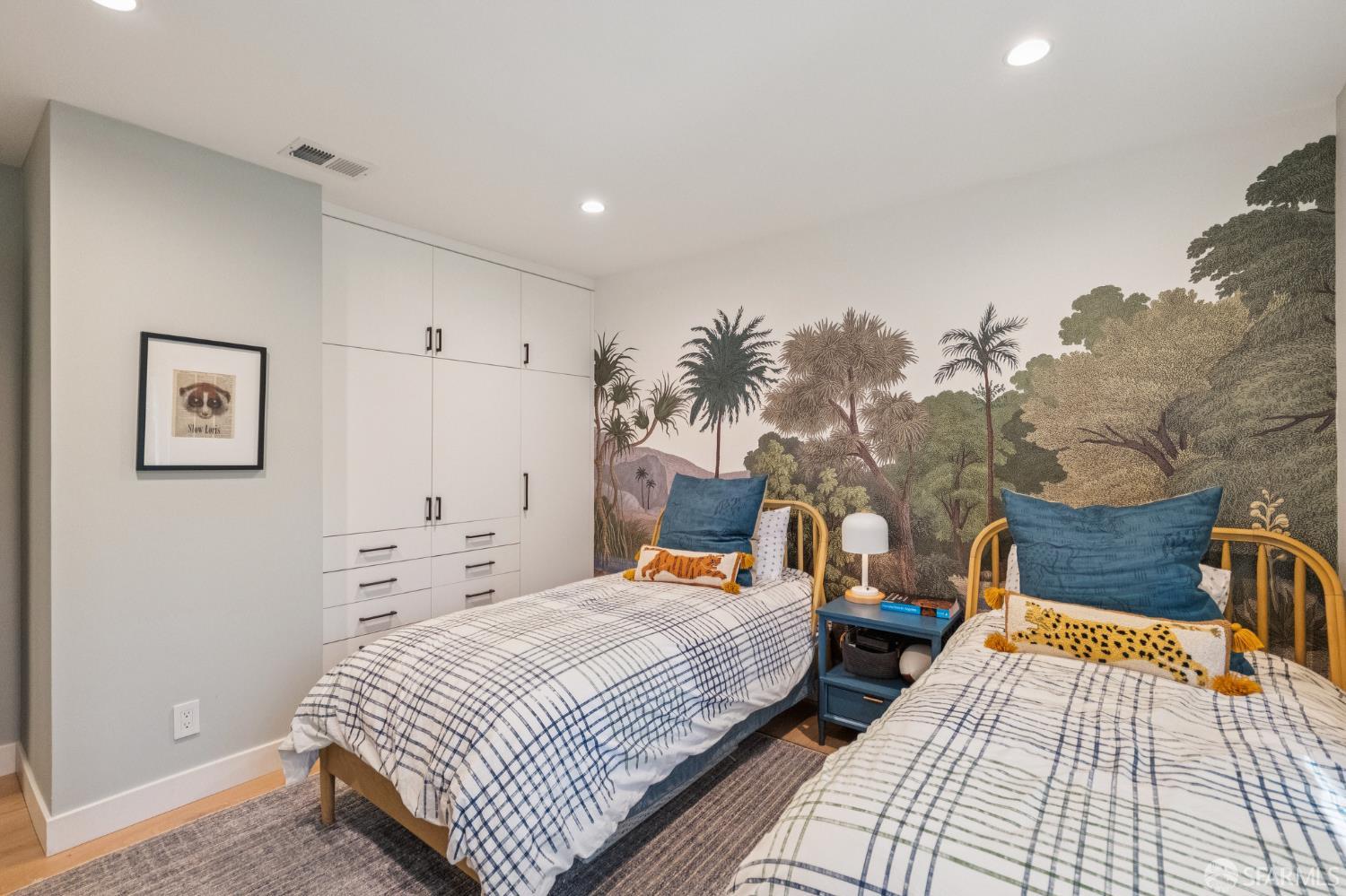 Detail Gallery Image 22 of 34 For 1130 Continentals Way, Belmont,  CA 94002 - 3 Beds | 2/1 Baths