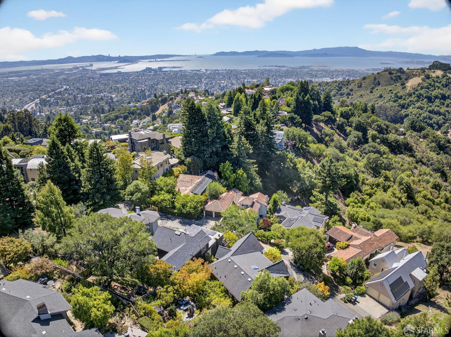 Detail Gallery Image 3 of 59 For 7172 Norfolk Rd, Berkeley,  CA 94705 - 4 Beds | 2/1 Baths