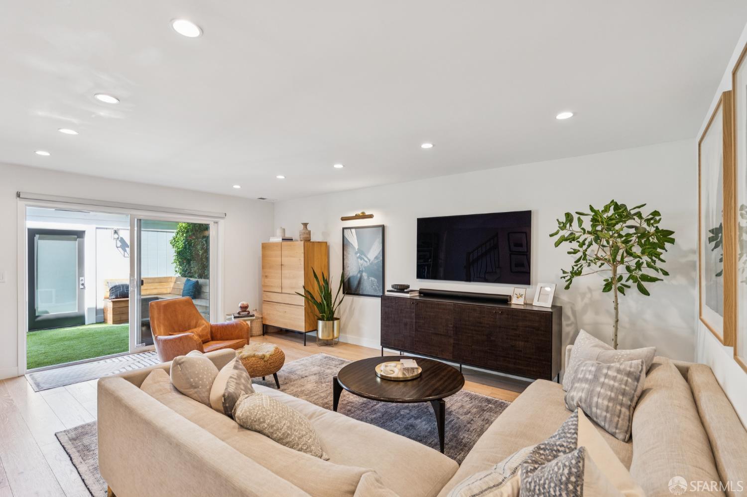 Detail Gallery Image 5 of 34 For 1130 Continentals Way, Belmont,  CA 94002 - 3 Beds | 2/1 Baths