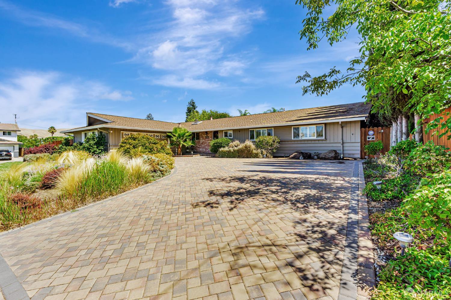 Detail Gallery Image 2 of 63 For 5111 Paul Scarlet Dr, Concord,  CA 94521 - 6 Beds | 3 Baths