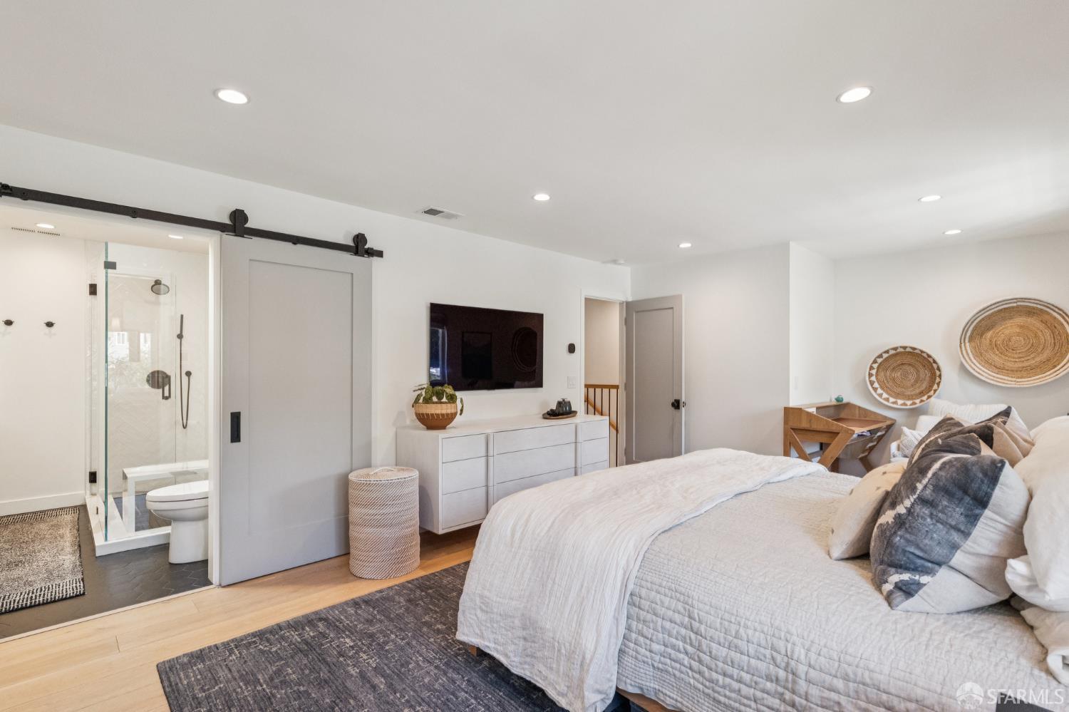 Detail Gallery Image 20 of 34 For 1130 Continentals Way, Belmont,  CA 94002 - 3 Beds | 2/1 Baths