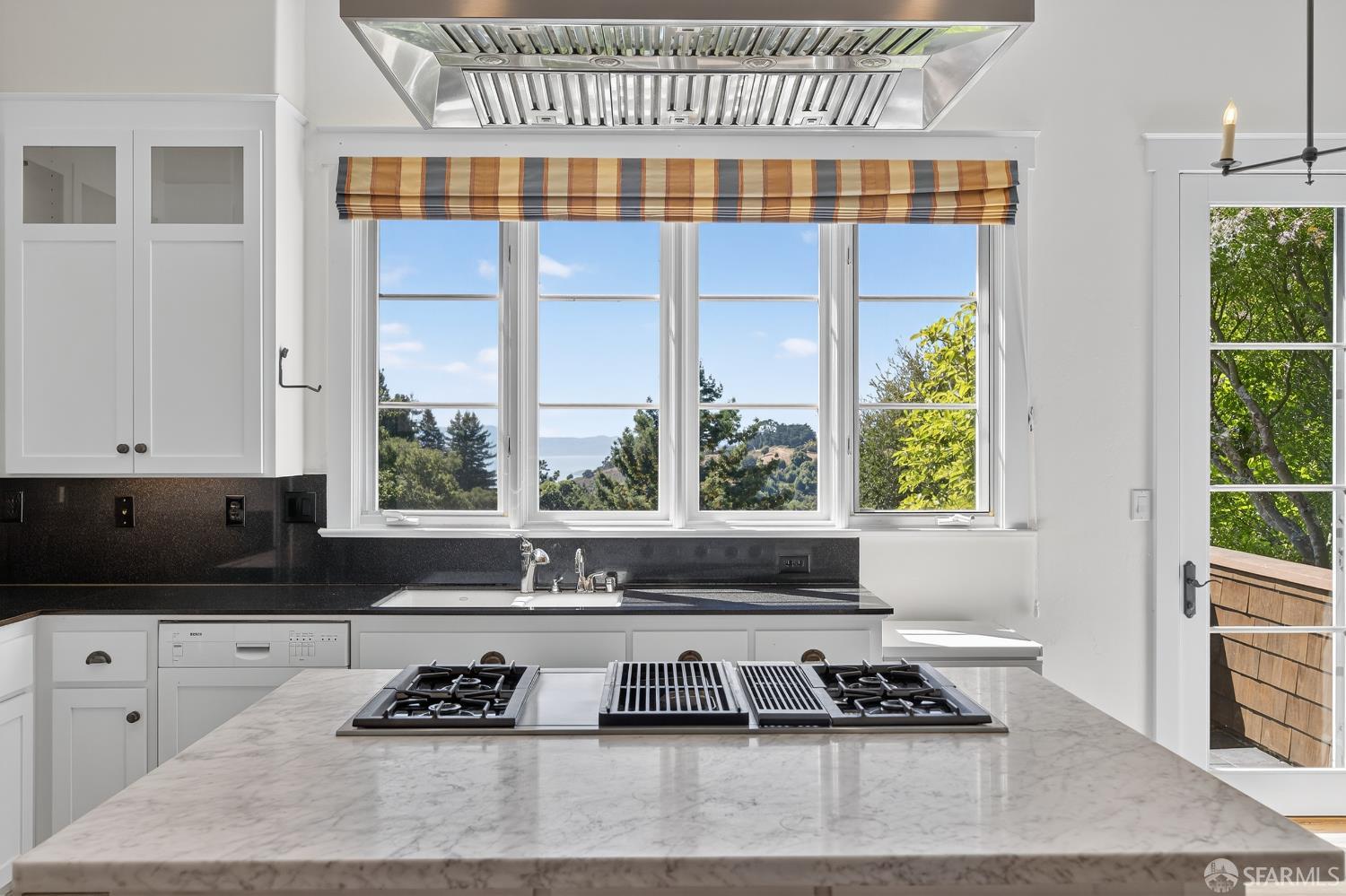 Detail Gallery Image 2 of 59 For 7172 Norfolk Rd, Berkeley,  CA 94705 - 4 Beds | 2/1 Baths