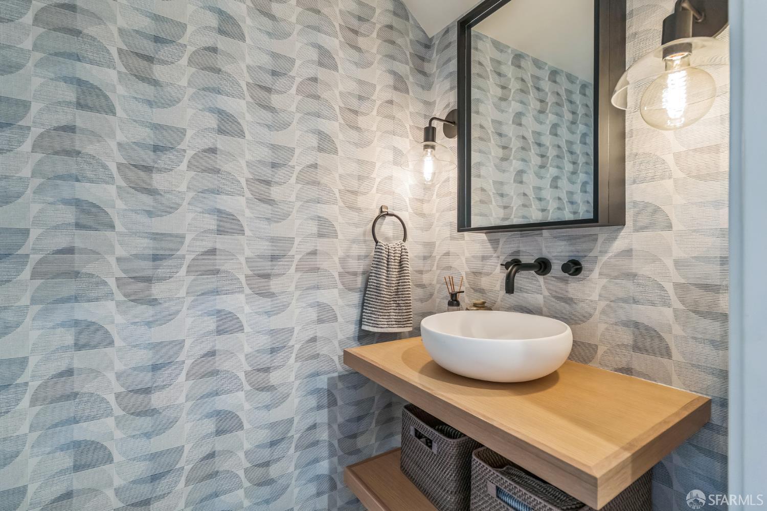 Detail Gallery Image 7 of 34 For 1130 Continentals Way, Belmont,  CA 94002 - 3 Beds | 2/1 Baths
