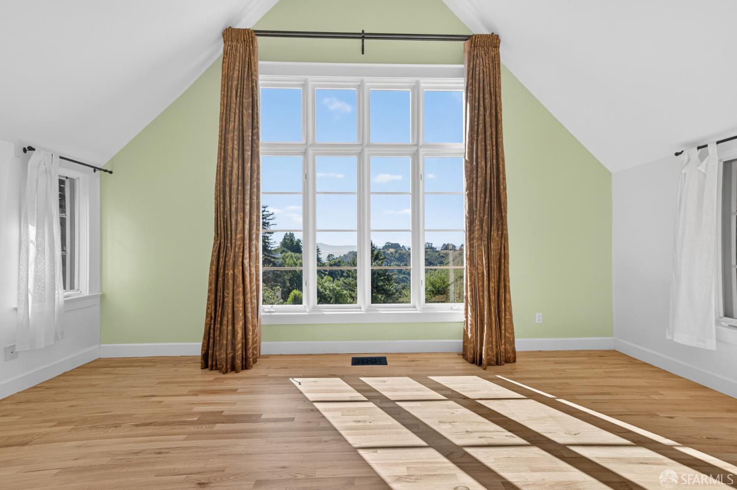 Detail Gallery Image 33 of 59 For 7172 Norfolk Rd, Berkeley,  CA 94705 - 4 Beds | 2/1 Baths