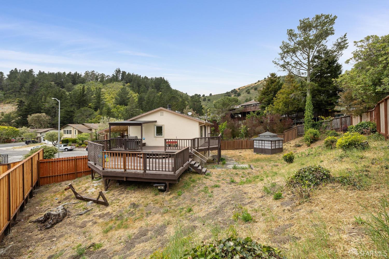 Detail Gallery Image 17 of 18 For 19 Elk Ct, Pacifica,  CA 94044 - 4 Beds | 3 Baths