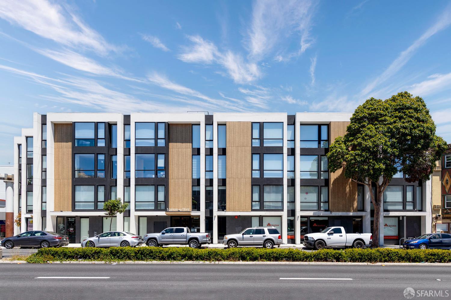 Browse active condo listings in MARINA