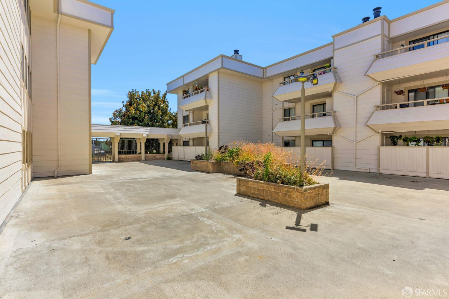 Detail Gallery Image 19 of 22 For 2077 Washington Ave #111,  San Leandro,  CA 94577 - 1 Beds | 1 Baths
