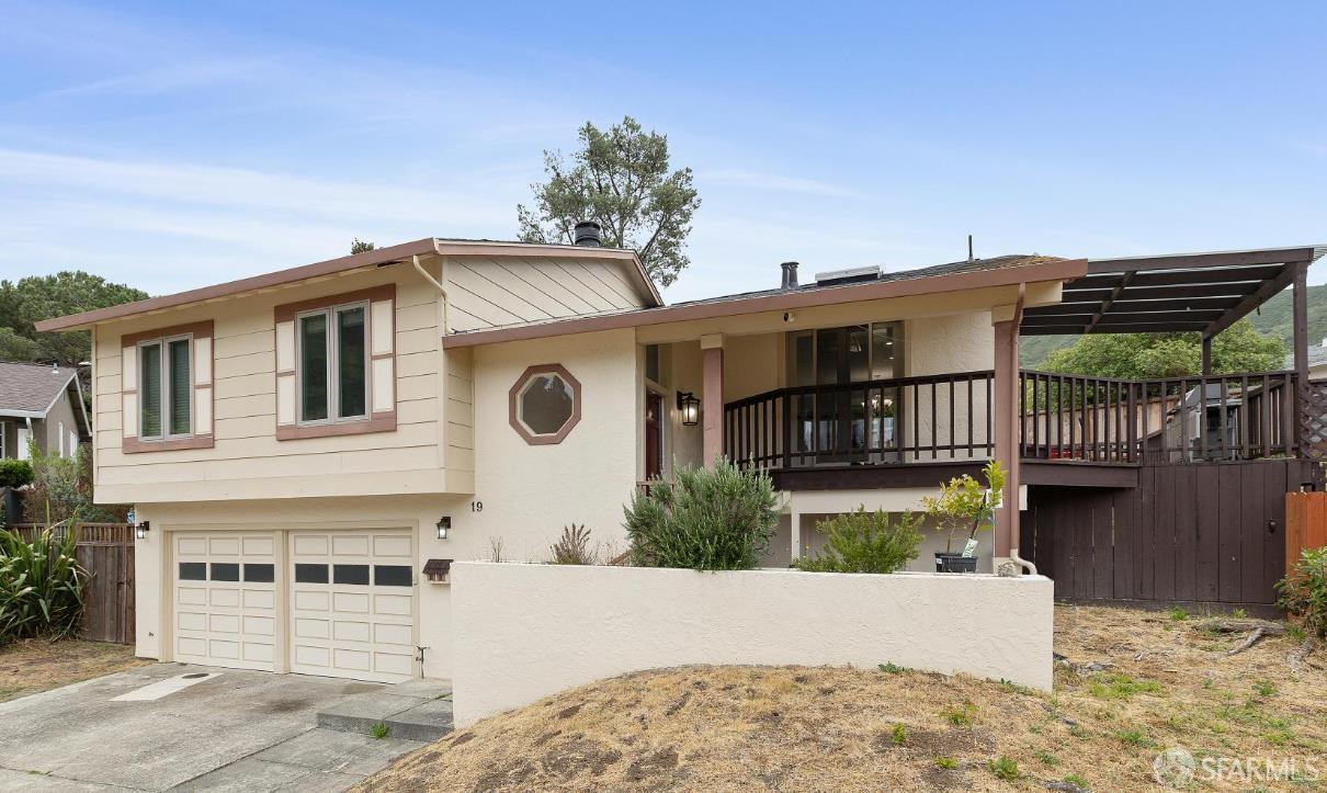 Detail Gallery Image 2 of 18 For 19 Elk Ct, Pacifica,  CA 94044 - 4 Beds | 3 Baths