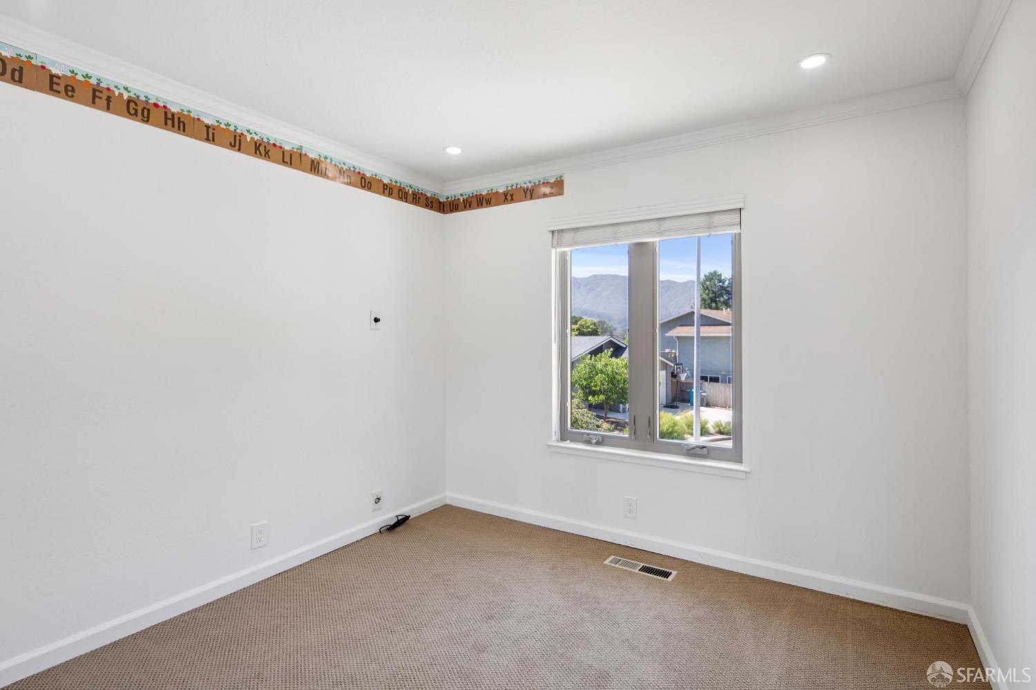 Detail Gallery Image 12 of 18 For 19 Elk Ct, Pacifica,  CA 94044 - 4 Beds | 3 Baths