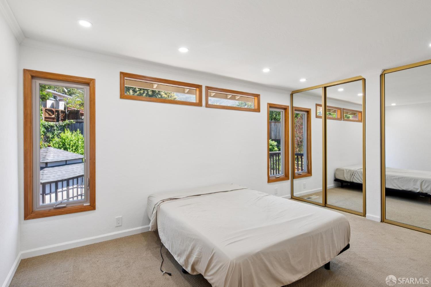 Detail Gallery Image 9 of 18 For 19 Elk Ct, Pacifica,  CA 94044 - 4 Beds | 3 Baths