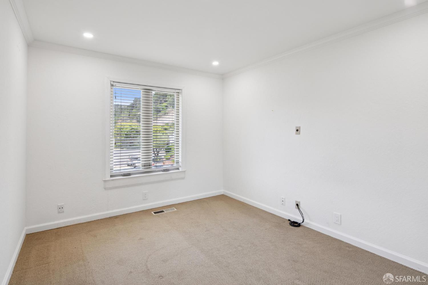 Detail Gallery Image 11 of 18 For 19 Elk Ct, Pacifica,  CA 94044 - 4 Beds | 3 Baths