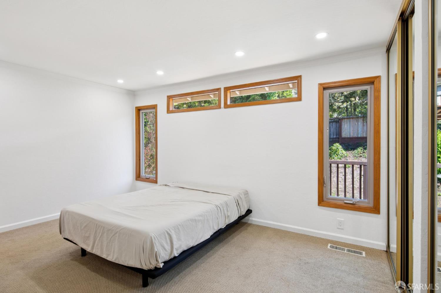 Detail Gallery Image 8 of 18 For 19 Elk Ct, Pacifica,  CA 94044 - 4 Beds | 3 Baths