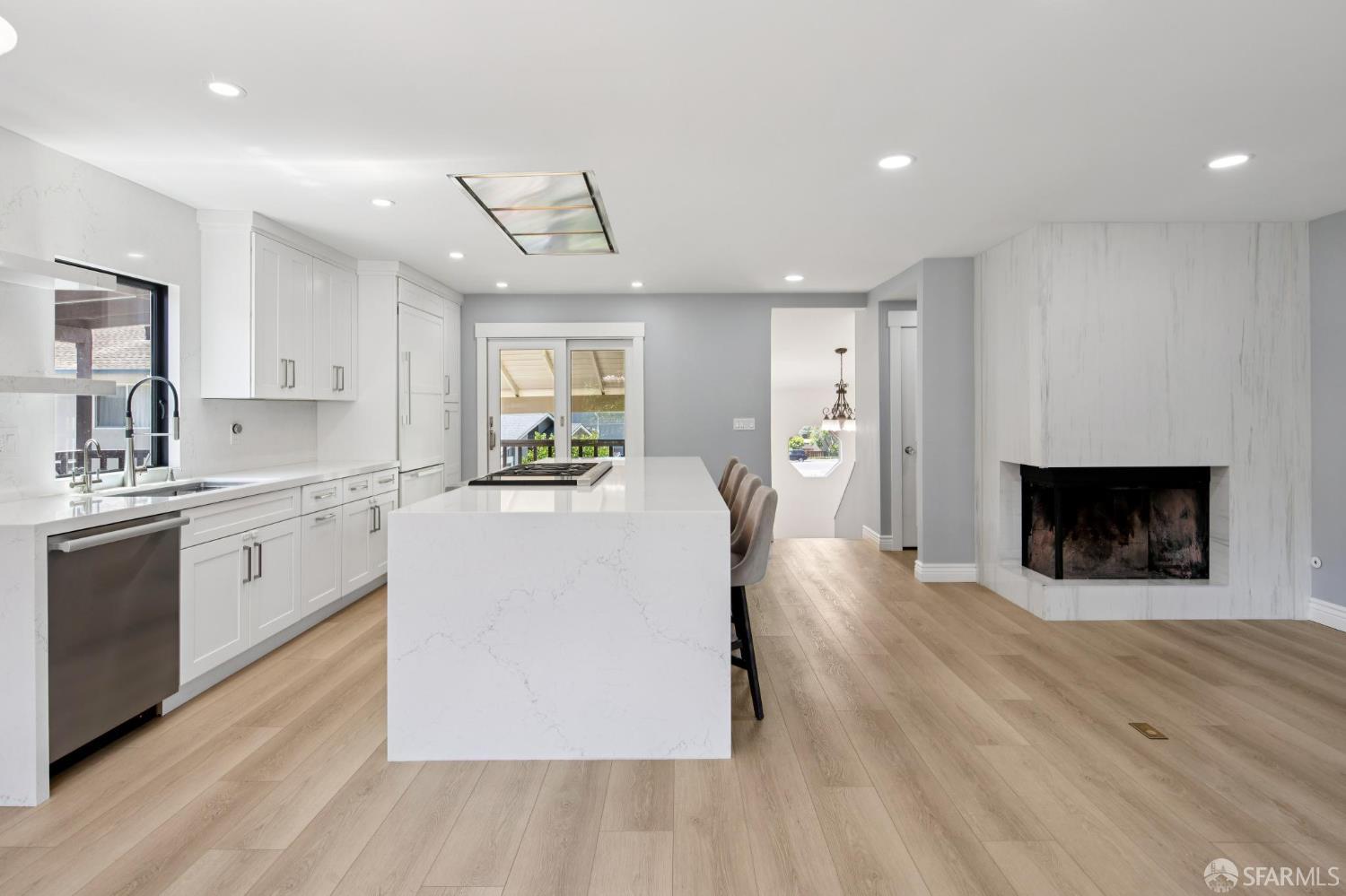 Detail Gallery Image 7 of 18 For 19 Elk Ct, Pacifica,  CA 94044 - 4 Beds | 3 Baths