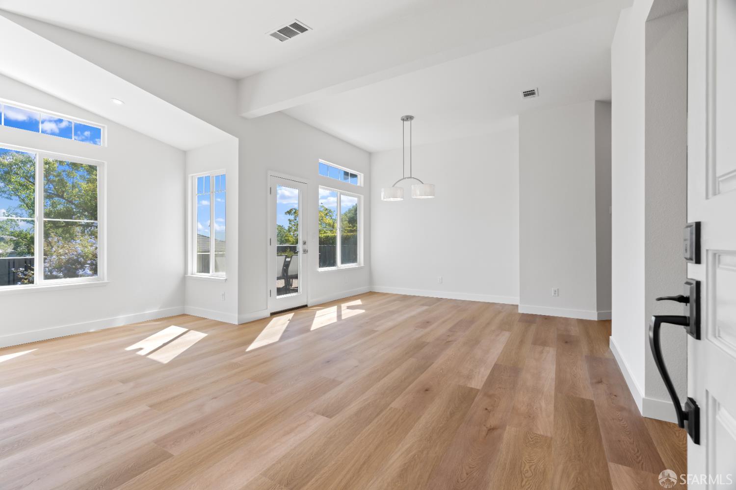 Detail Gallery Image 5 of 54 For 8779 Fruit Barn Ln, San Jose,  CA 95135 - 2 Beds | 2 Baths