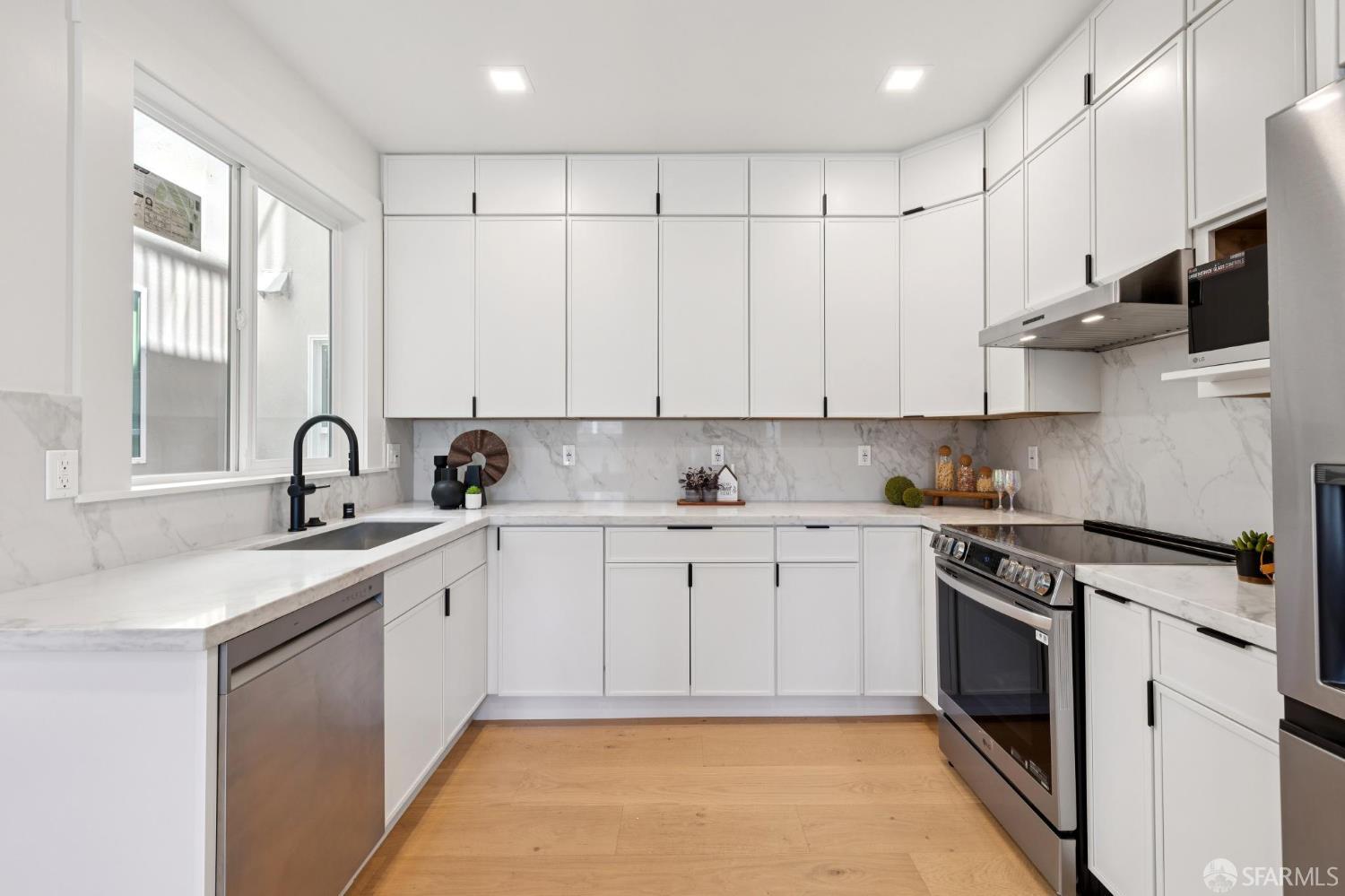 Photo #5: 425067607 Listing 