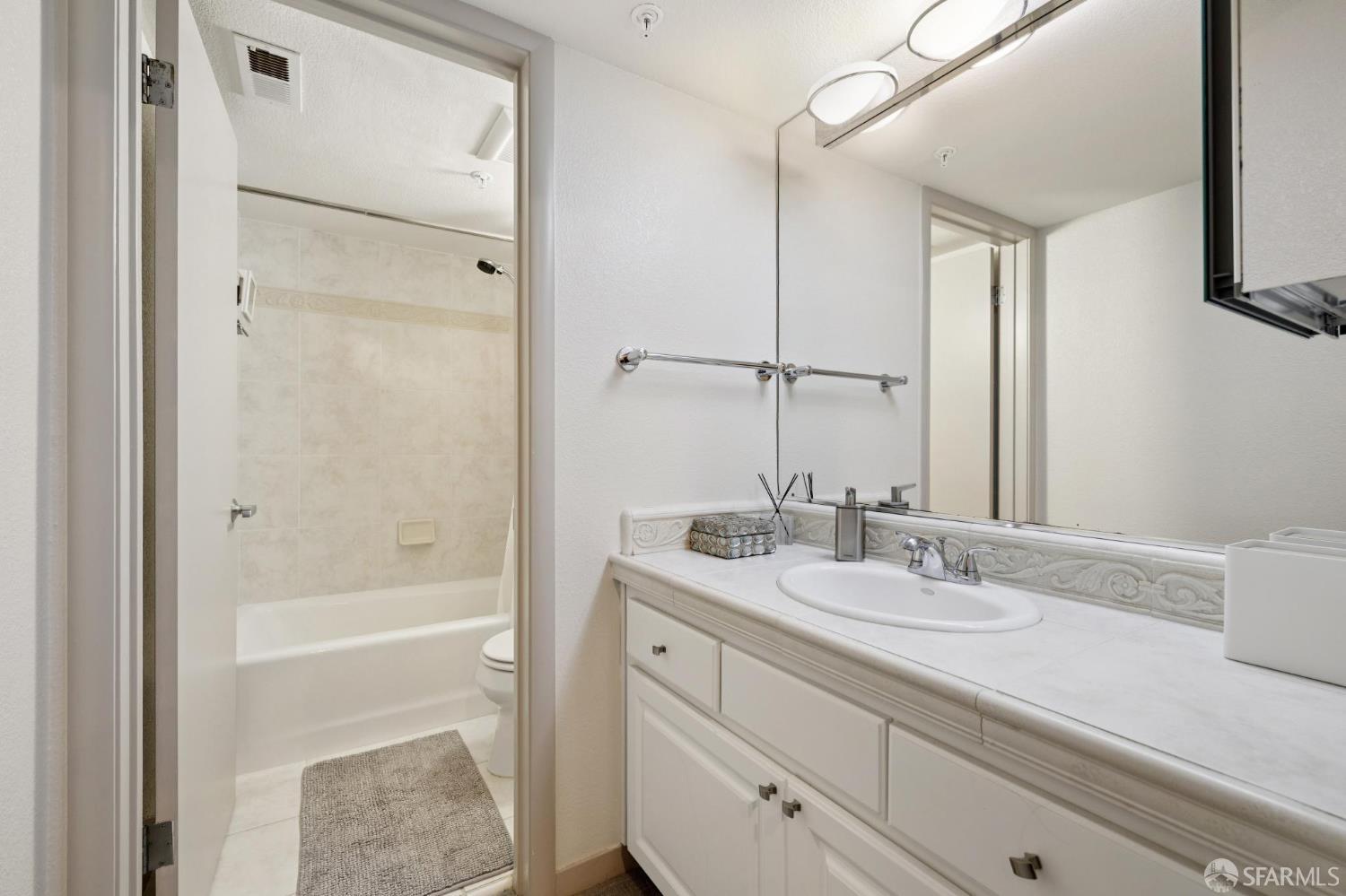 Detail Gallery Image 17 of 18 For 767 Corbett Ave #3,  San Francisco,  CA 94131 - 2 Beds | 2/1 Baths