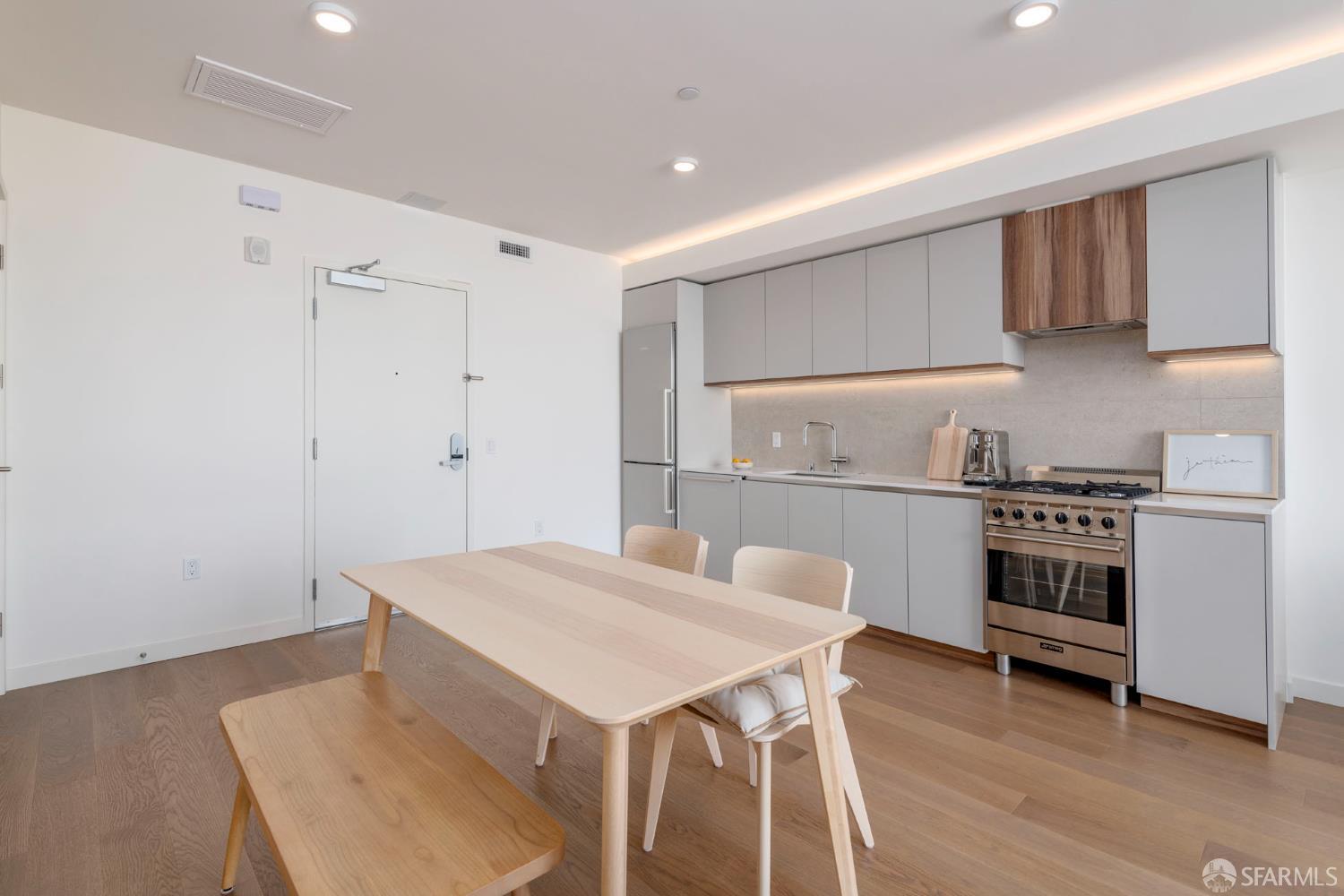 Photo #6: 425067875 Listing 