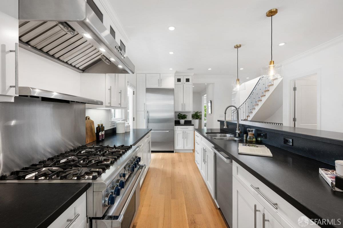 Detail Gallery Image 11 of 56 For 1187 Stanyan St, San Francisco,  CA 94117 - 5 Beds | 4/1 Baths