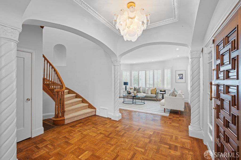 Detail Gallery Image 4 of 54 For 2270 Beach St, San Francisco,  CA 94123 - 3 Beds | 3/1 Baths