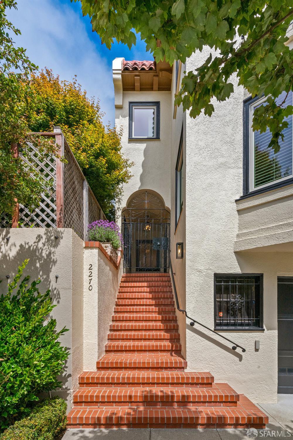 Detail Gallery Image 2 of 54 For 2270 Beach St, San Francisco,  CA 94123 - 3 Beds | 3/1 Baths