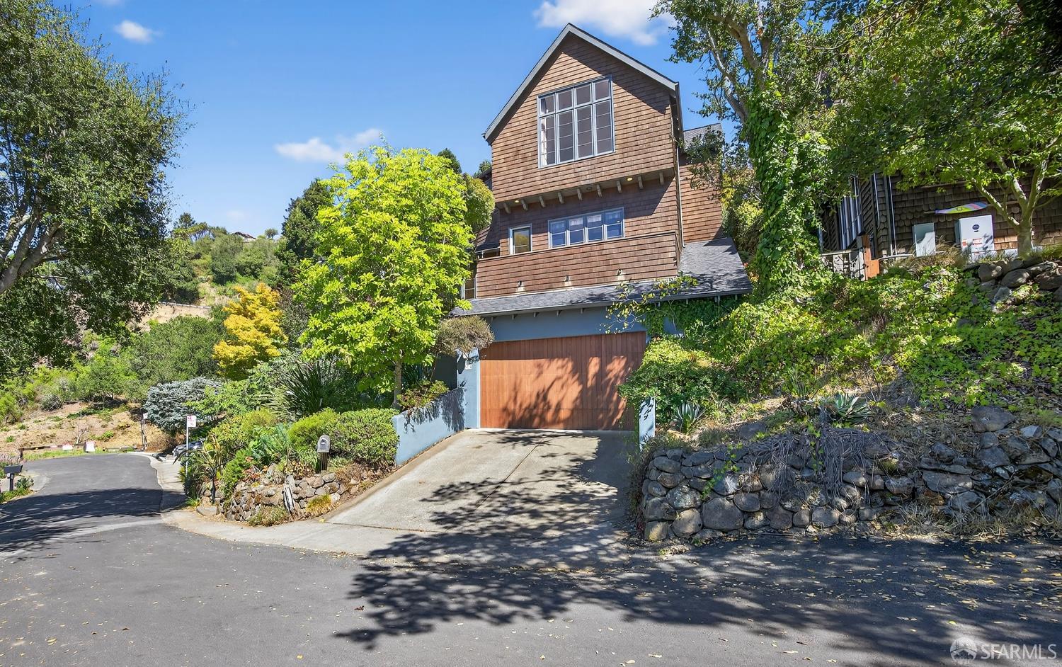 Detail Gallery Image 4 of 59 For 7172 Norfolk Rd, Berkeley,  CA 94705 - 4 Beds | 2/1 Baths