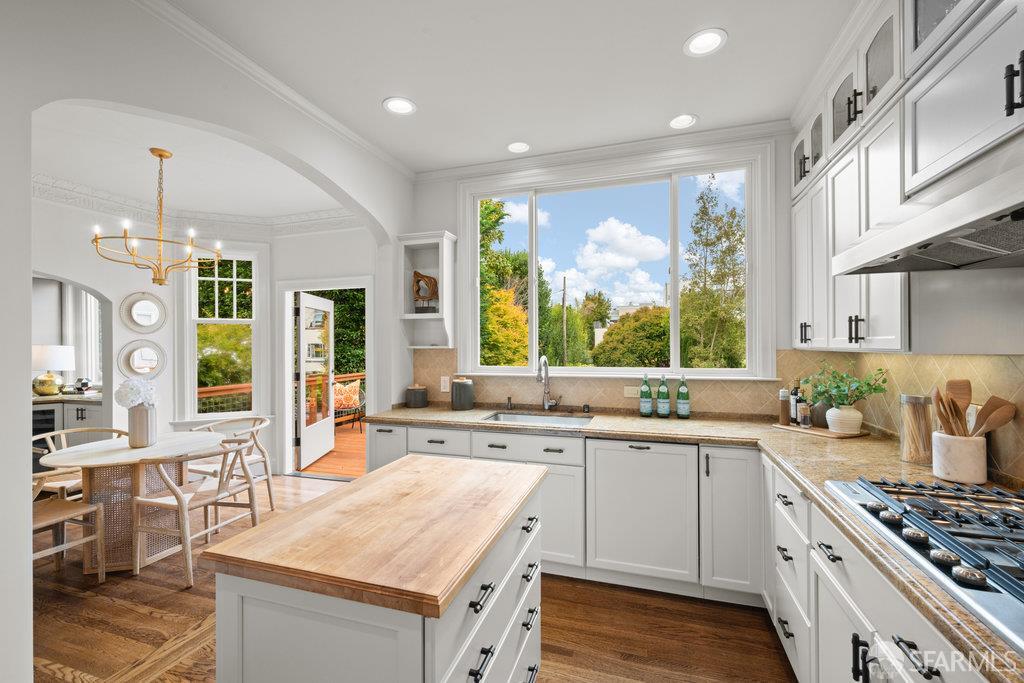 Detail Gallery Image 19 of 54 For 2270 Beach St, San Francisco,  CA 94123 - 3 Beds | 3/1 Baths