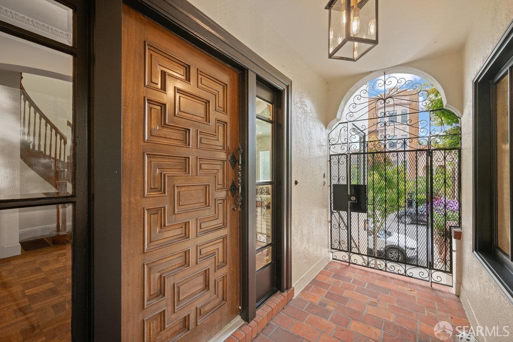 Detail Gallery Image 3 of 54 For 2270 Beach St, San Francisco,  CA 94123 - 3 Beds | 3/1 Baths