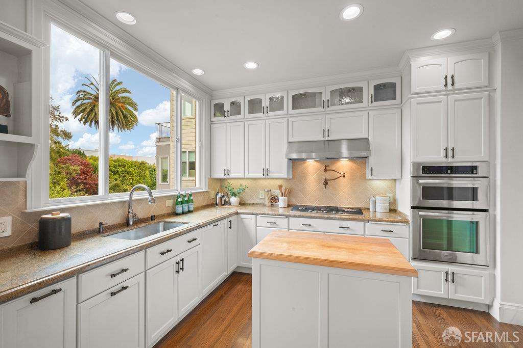Detail Gallery Image 17 of 54 For 2270 Beach St, San Francisco,  CA 94123 - 3 Beds | 3/1 Baths